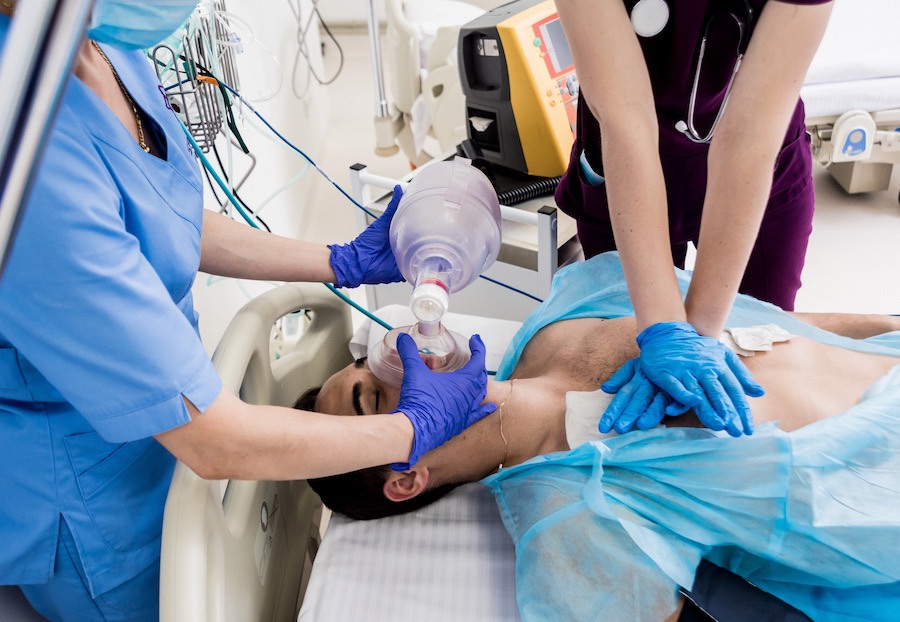 ärzte reanimieren einen männlichen patienten in der notaufnahme